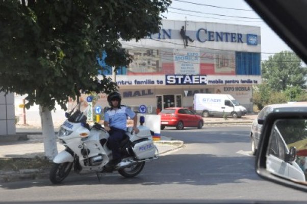 Poliţist motociclist, implicat într-un accident rutier, din vina unui individ băut, care conducea cu permisul suspendat